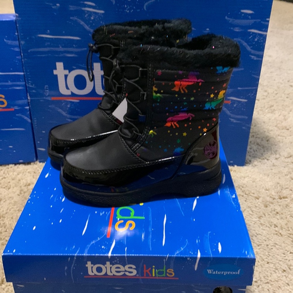New totes kids boots size 11 med.    $35.